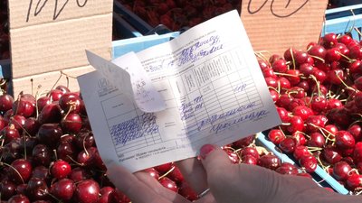 Фрукти, овочі та ягоди: хто та як контролює якість на ринках у Рівному Фрукти, овочі та ягоди: хто та як контролює якість на ринках у Рівному