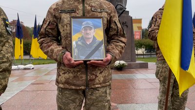 У Рівному попрощалися із двома загиблими військовослужбовцями — Романом Боровцем і Володимиром Гойденком