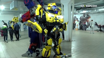 І кусають, і долю прорікають: у Херсоні відкрили виставку трансформерів