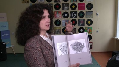 "Ми слухаємо, читаємо і плачемо": рівненські мисткині створили співану книгу
