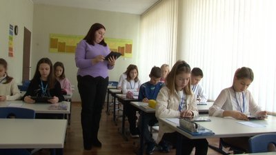 Планшети та меблі для навчання: пʼять шкіл у Черкасах отримали допомогу з Німеччини
