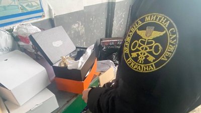 Забув задекларувати. Прикарпатець позбувся брендових речей