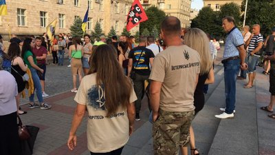 "Ні – капітуляції українським військовим": на Соборній площі Черкас мітингують містяни "Ні – капітуляції українським військовим": на Соборній площі Черкас мітингують містяни