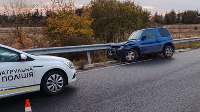 Водій під впливом наркотиків в'їхав у відбійник