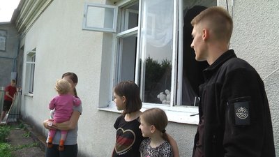На фото багатодітна родина з Хмельниччини. В їхньому будинку не залишилось жодного вцілілого вікна. На фото багатодітна родина з Хмельниччини. В їхньому будинку не залишилось жодного вцілілого вікна.