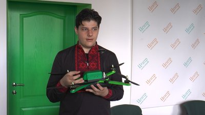 Як троє ліцеїстів та студент Фахового коледжу електронних приладів з Франківська розробили дрон-міношукач Як троє ліцеїстів та студент Фахового коледжу електронних приладів з Франківська розробили дрон-міношукач