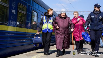 Пасажири виходять з евакуаційного потягу
