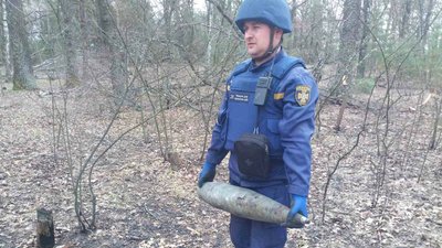 "Знаходили гранату під ліжком". Історія чернівецького рятувальника, який розміновував будинки на Київщині