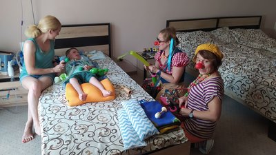 Лікарняні клоуни відвідали дітей із вадами опорно-рухової системи Лікарняні клоуни відвідали дітей із вадами опорно-рухової системи