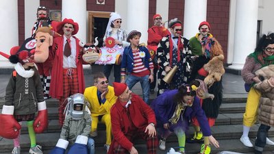 Одеські актори та клоуни пройшли вулицями міста попри карантин Одеські актори та клоуни пройшли вулицями міста попри карантин