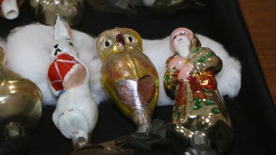 У музеї в Чернівцях представили виставку старих ялинкових іграшок У музеї в Чернівцях представили виставку старих ялинкових іграшок