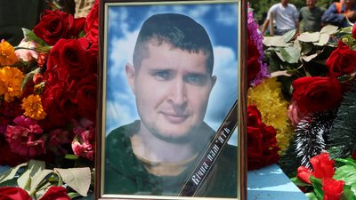 "Намагався зупинити російську техніку". На Харківщині простилися з військовим з Красноградської громади