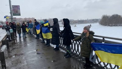 День Соборності в Україні. Вінничани створили живий "Ланцюг Єднання" на Центральному мосту