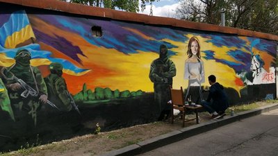 Воїни та українка: у Полтаві з’явився патріотичний мурал Воїни та українка: у Полтаві з’явився патріотичний мурал