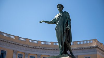 Пам’ятник Дюку де Рішельє після зняття захисних мішків із піском