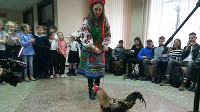 Ворожіння з півнем влаштували учні кропивницької школи