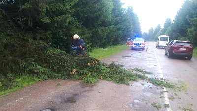 Наслідки негоди. У Франківську затопило низку вулиць Наслідки негоди. У Франківську затопило низку вулиць