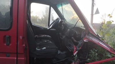 Пошкоджена автівка після удару FPV-дрона по Золочеву