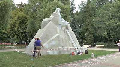 Комунальники ремонтують пам’ятник Тарасові Шевченку Комунальники ремонтують пам’ятник Тарасові Шевченку