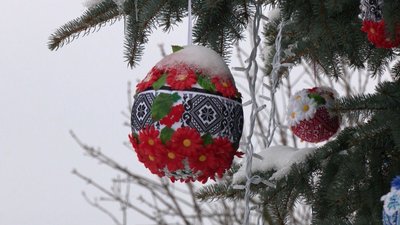 Іграшки захистили від дощу та снігу квітами Іграшки захистили від дощу та снігу квітами