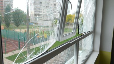 "Під вікнами лежали залишки ракети": як у Каневі на Черкащині ліквідовують наслідки обстрілу "Під вікнами лежали залишки ракети": як у Каневі на Черкащині ліквідовують наслідки обстрілу