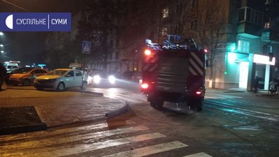У Сумах на вулиці Н. Холодногірській горить двоповерховий будинок (ФОТО) У Сумах на вулиці Н. Холодногірській горить двоповерховий будинок (ФОТО)