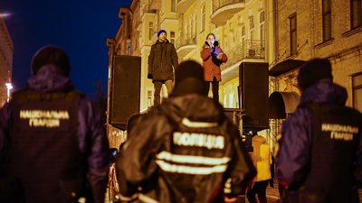 "Не чуєш? Побачиш". Прихильники Стерненка облили ОП червоною фарбою та влаштували феєрверк "Не чуєш? Побачиш". Прихильники Стерненка облили ОП червоною фарбою та влаштували феєрверк