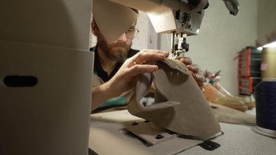 Понад 10 років шиє взуття вечорами: майстер із Рівного створює авторські моделі Понад 10 років шиє взуття вечорами: майстер із Рівного створює авторські моделі