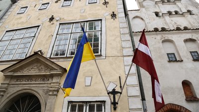 Прапори Латвії та України, прапор Латвії, прапор України