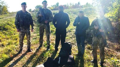 7 нелегальних мігрантів затримали закарпатські прикордонники 7 нелегальних мігрантів затримали закарпатські прикордонники