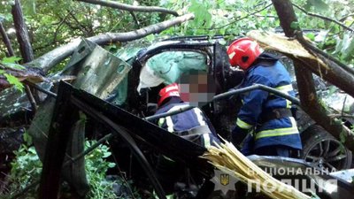 Вилетів з траси в дерева: на Рівненщині загинув водій позашляховика Вилетів з траси в дерева: на Рівненщині загинув водій позашляховика