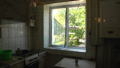 У багатоквартирному будинку вибило вікна. У багатоквартирному будинку вибило вікна.