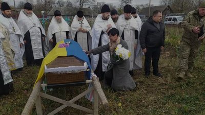 На Чернігівщині попрощалися з матросом Дмитром Потапенком, який загинув під час виконання бойового завдання На Чернігівщині попрощалися з матросом Дмитром Потапенком, який загинув під час виконання бойового завдання