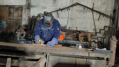 Вінничанин виготовляє пічки для оборонців Вінничанин виготовляє пічки для оборонців