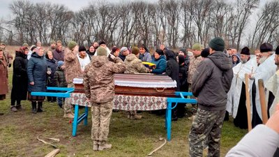 Загинули в боях за Донбас: на Чернігівщині попрощалися із солдатами ЗСУ Загинули в боях за Донбас: на Чернігівщині попрощалися із солдатами ЗСУ