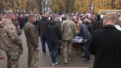 У Ромах на Сумщині провели в останню путь загиблого військового Артема Шкуліпу У Ромах на Сумщині провели в останню путь загиблого військового Артема Шкуліпу
