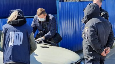 Двох поліціянтів з Луганщини затримали на хабарі від перевізників Двох поліціянтів з Луганщини затримали на хабарі від перевізників
