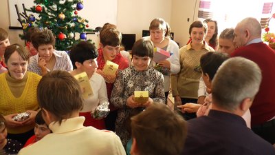 Повернутися, щоб створити свято: жителі геріатричного пансіонату привезли вихованкам Коломийського інтернату подарунки