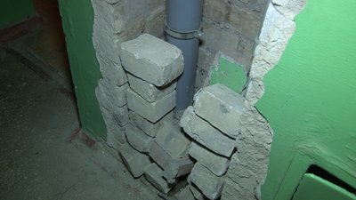 Квартиру черкащанки протягом року затоплює Квартиру черкащанки протягом року затоплює