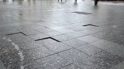 В Житомирі проводять поточний ремонт вулиці Михайлівської – перекладають тротуарну плитку В Житомирі проводять поточний ремонт вулиці Михайлівської – перекладають тротуарну плитку