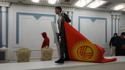 Звільнення експрезидента та сотні постраждалих. Як пройшла ніч протестів у Киргизстані
