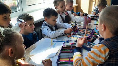 Хочемо віддячити за те, що вони роблять для нашої безпеки. Кропивницькі учні написали листи захисникам та захисницям України Хочемо віддячити за те, що вони роблять для нашої безпеки. Кропивницькі учні написали листи захисникам та захисницям України
