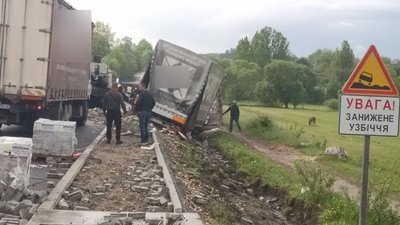 Біля Вишнівця підраховують збитки від аварії автопоїзда на новій дорозі