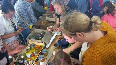 У Сумах виготовляли окопні свічки для військових У Сумах виготовляли окопні свічки для військових