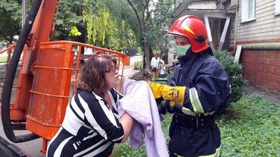 За допомогою автодрабини, рятувальникам вдалося зняти чотирилапого з піддашшя п'ятиповерхівки. Фото: ГУ ДСНС у Хмельницькій області За допомогою автодрабини, рятувальникам вдалося зняти чотирилапого з піддашшя п'ятиповерхівки. Фото: ГУ ДСНС у Хмельницькій області
