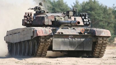 Польща передала Україні основні бойові танки