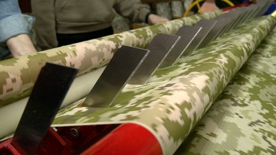 Верстат для розрізання тканини, який винайшов підприємець з Городні на Чернігівщині