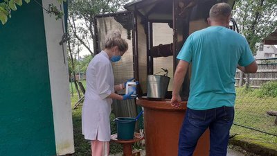 На Івано-Франківщині дезинфікують криниці На Івано-Франківщині дезинфікують криниці