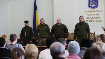 У Чернігові родинам загиблих бійців вручили державні нагороди У Чернігові родинам загиблих бійців вручили державні нагороди