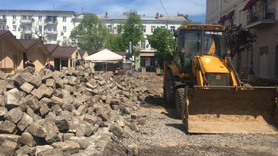 У центрі Одеси прибрали бруківку. Замовник робіт обіцяє, що все повернуть на місце